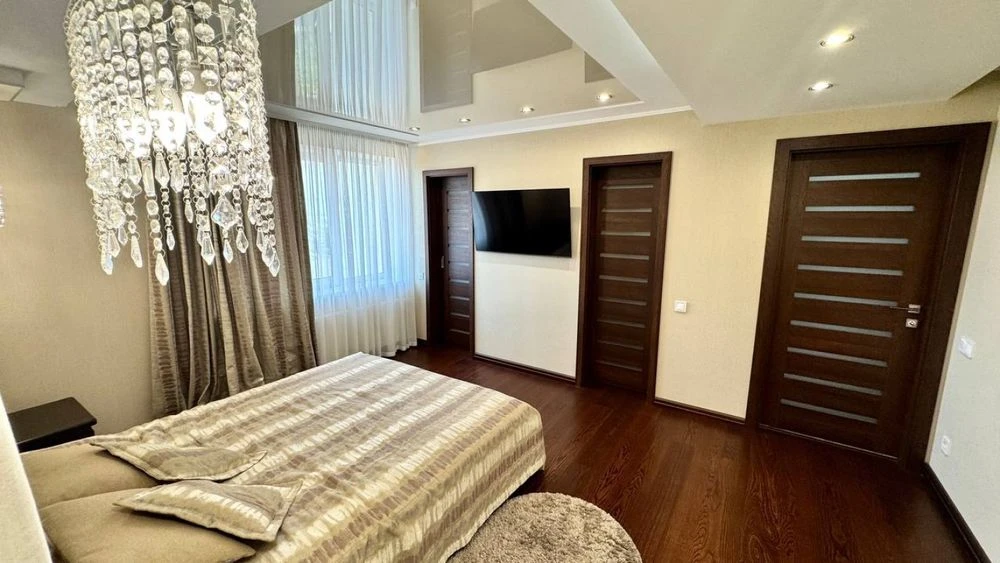 3-кімнатна квартира 130 м² у центрі | Преміум ремонт | Генер