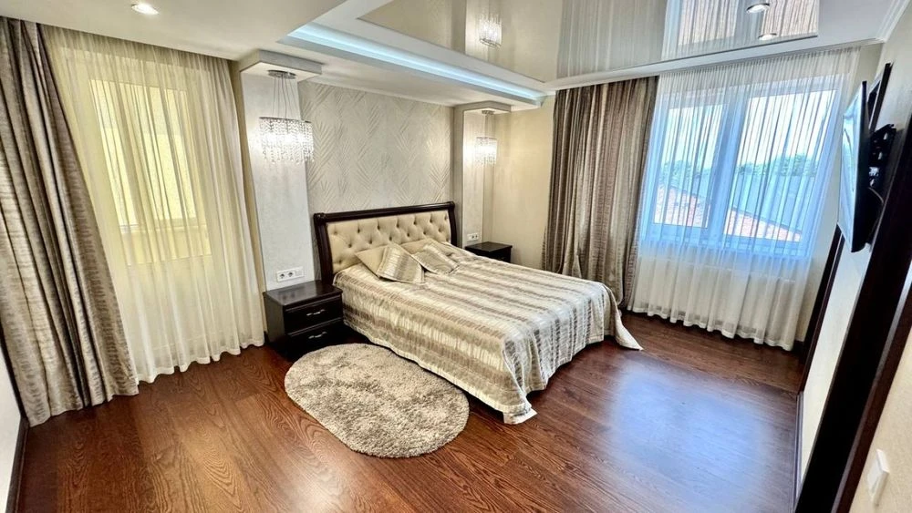 3-кімнатна квартира 130 м² у центрі | Преміум ремонт | Генер