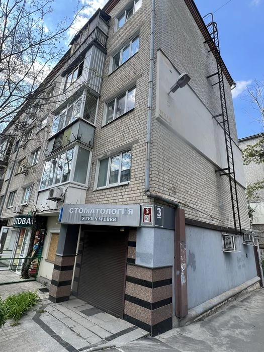 Selling a 2-room apartment in a great location for your renovation. Nauchn metro station.