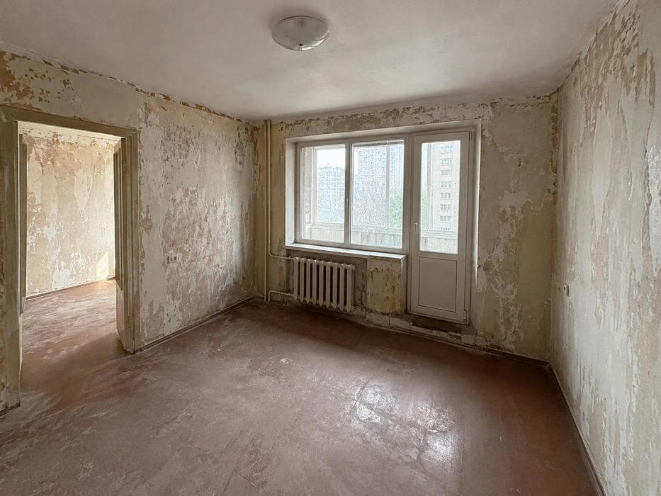 Selling a 2-room apartment in a great location for your renovation. Nauchn metro station.