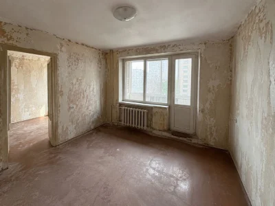 Selling a 2-room apartment in a great location for your renovation. Nauchn metro station.