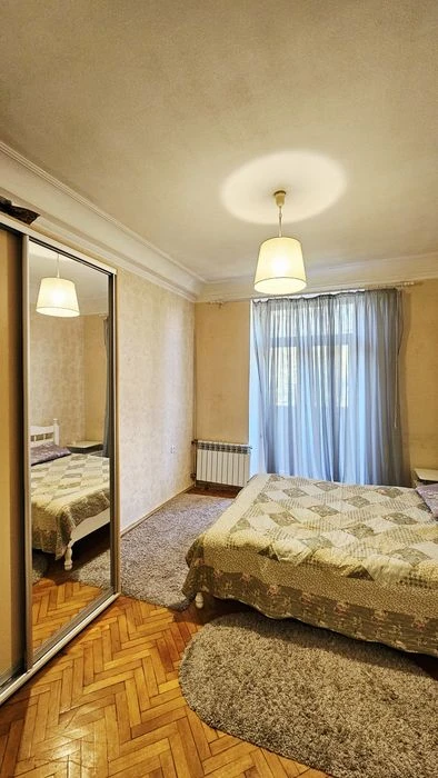 Продам 2кв. Сталинка, центр, закрытый двор, гараж