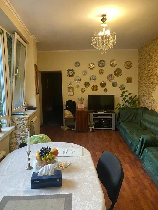 Продам дом с гаражом в центре Слободки
