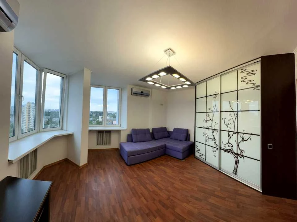 Apartment. Kyiv, Avtozavodskaya St.