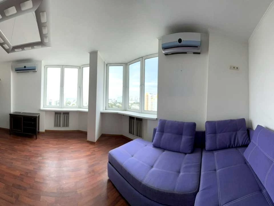 Apartment. Kyiv, Avtozavodskaya St.