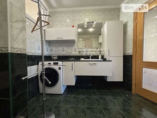Sale of 3-room apartment 77 sq. m on Yevhena Chykalenko St., 2-4 cor.