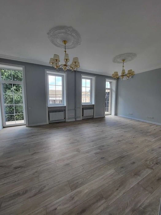 Designer 3-room apartment 100 m2 in the very center of the city MV